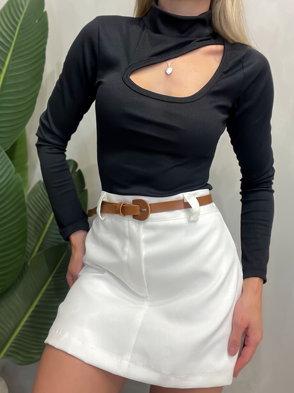 Blusa Feminina em Ribana Manga Longa de Gola com Recorte Dara Frete Grátis.