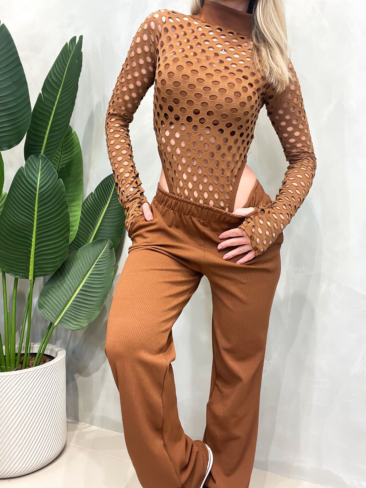 Conjunto Feminino Body Arrastão Cavado Manga Longa e Calça Flare Dayara Frete Grátis.