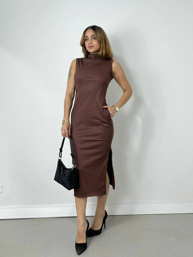Vestido Feminino Midi em Ribana Regata com Gola Falsa Roberta Frete Grátis.