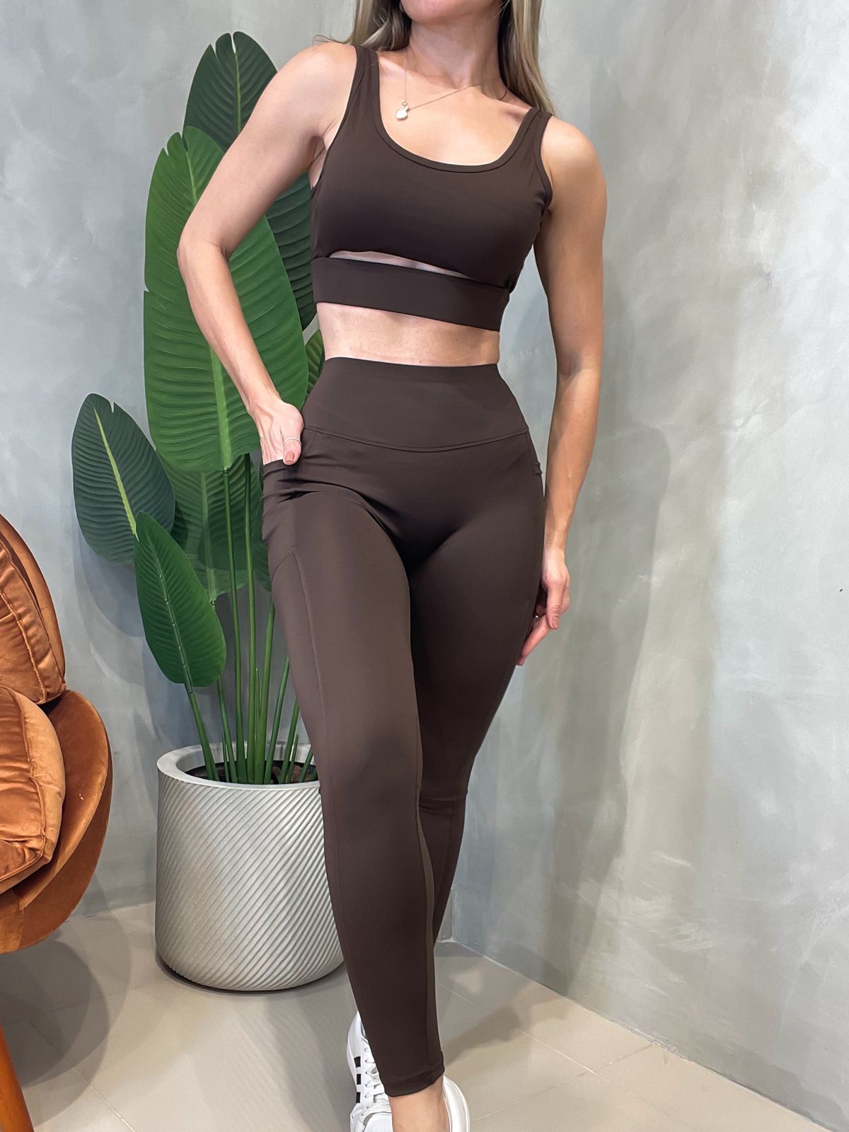 Conjunto Fitness em Poliamida Top com Recorte e Calça com Bolsos Larissa Ref. 15. FRETE GRÁTIS