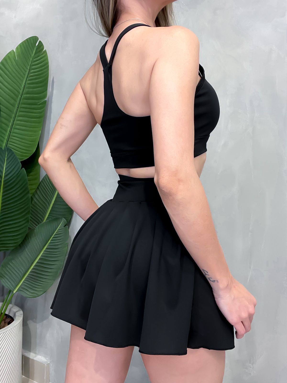 Conjunto Fitness em Poliamida Top Nadador e Shorts Saia Plissado Camila Ref. 161. FRETE GRÁTIS
