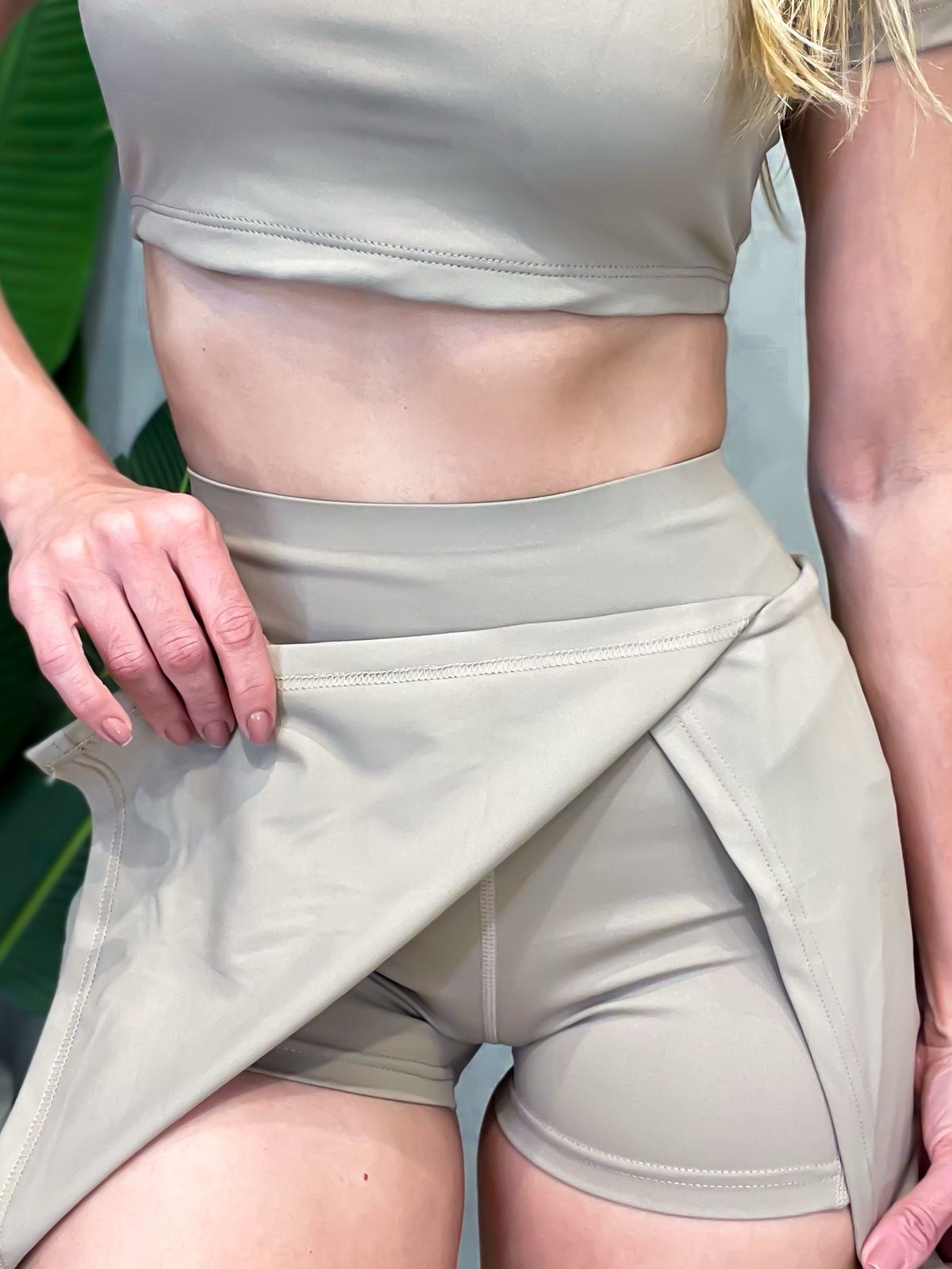 Conjunto Fitness em Poliamida Cropped e Shorts Saia Amanda Ref. 1610. FRETE GRÁTIS