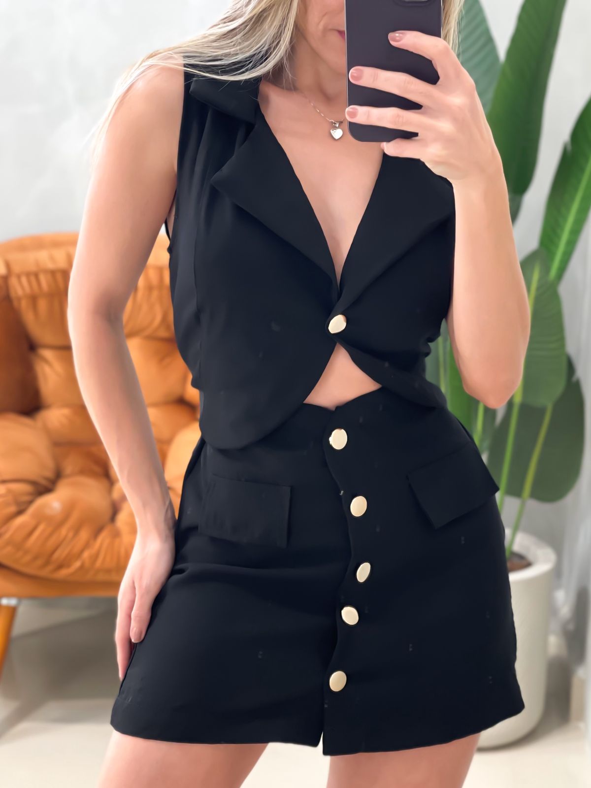 Macaquinho em Alfaiataria Sensoriale sem Mangas com Botões e Bolso Falsos Rose R. FRETE GRÁTIS