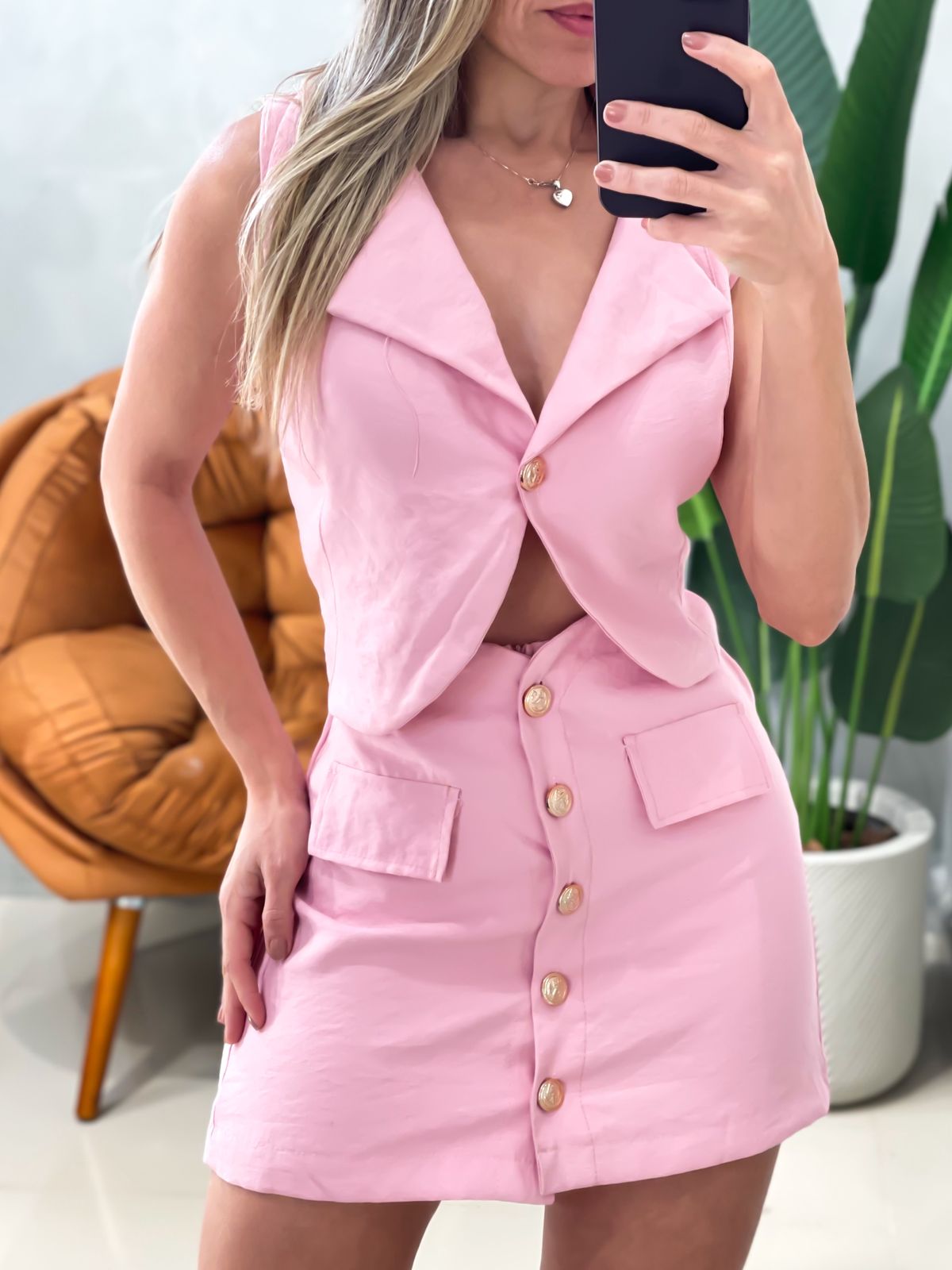 Macaquinho em Alfaiataria Sensoriale sem Mangas com Botões e Bolso Falsos Rose R. FRETE GRÁTIS