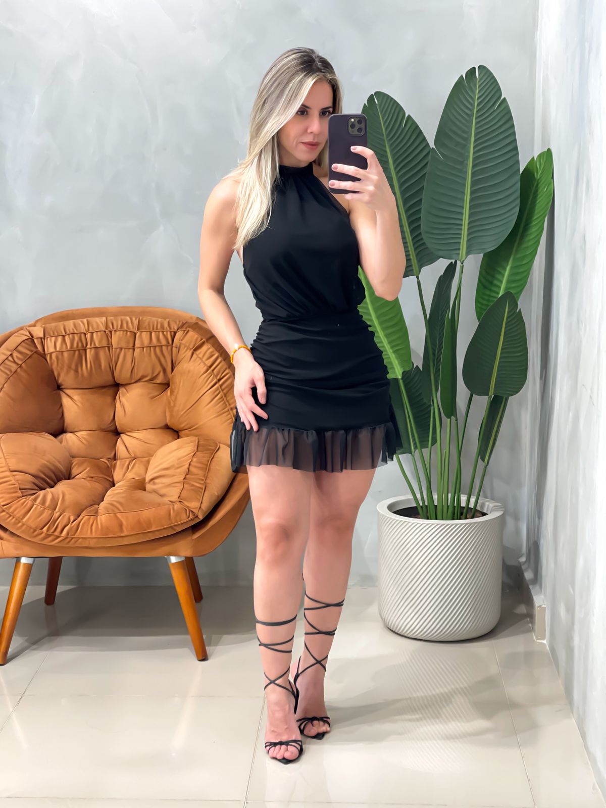 Vestido Curto em Tule Frente Única Plissado com Babado Erica Ref. 1802. FRETE GRÁTIS